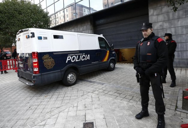 Los cinco acusados llegaron a la Audiencia de Navarra, desde la cárcel de Pamplona, en una furgoneta de la Policía.