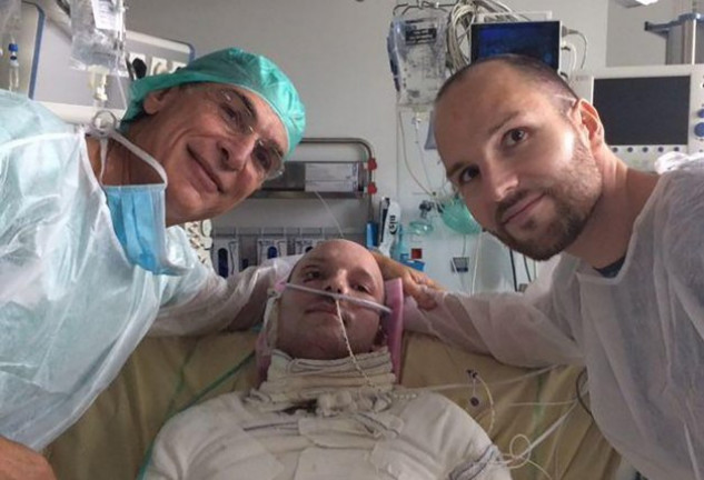 Franck y Éric Dufourmantelle con el cirujano que efectuó los injertos al joven quemado.
