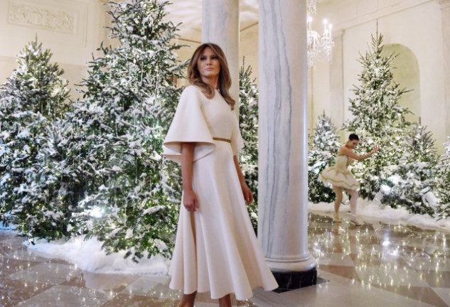 La primera dama de EEUU mostrando uno de los salones de la Casa Blanca, decorado para la Navidad