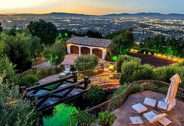 La casa se encuentra en Hollywood Hills y cuenta con magníficas vistas. 