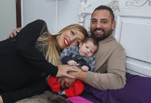 Cristina y Cristian se deshacen en mimos hacia Romeo. 