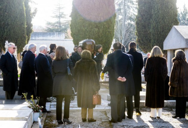 Sus restos mortales descansan en el panteón familiar del cementerio de Guadalajara.
