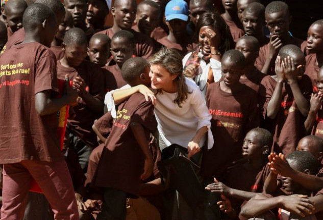 En su último acto en Senegal, doña Letizia visitó a los niños que viven en un centro de acogida a 50 kilómetros de Dakar. Se quedó prendada de ellos.