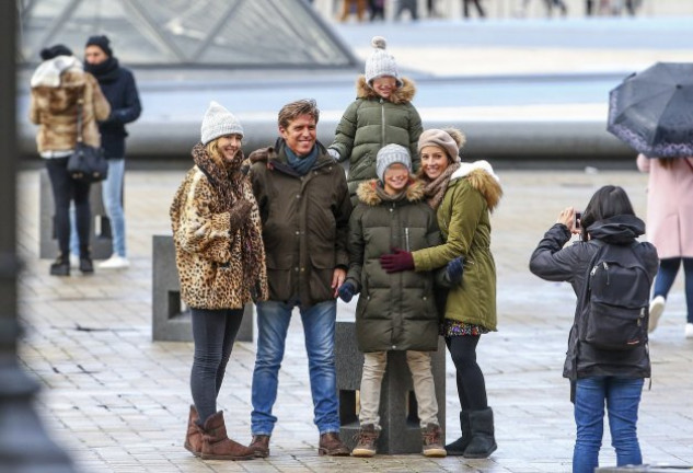 Abrigados y felices, la familia Díaz quiso retratarse, todos juntos, frente a la entrada del Museo del Louvre.