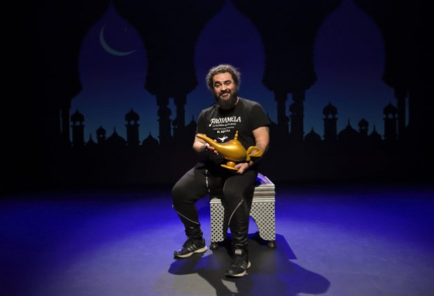 El Sevilla está de gira con la obra de teatro «Frótamela, historia de un genio». 