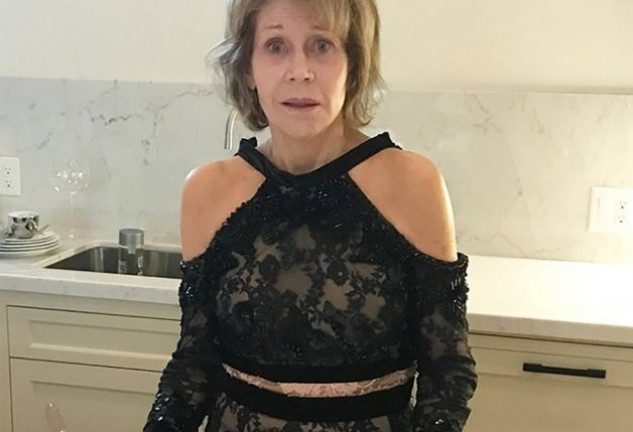 La veterana actriz compartió en Instagram esta divertida foto con un texto que decía: «No pude quitarme este vestido sola así que dormí con él. Nunca quise un marido en mi vida hasta hoy».