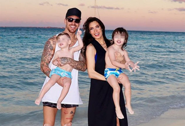 Pilar Rubio y Sergio Ramos con sus hijos en una playa de Riviera Maya.