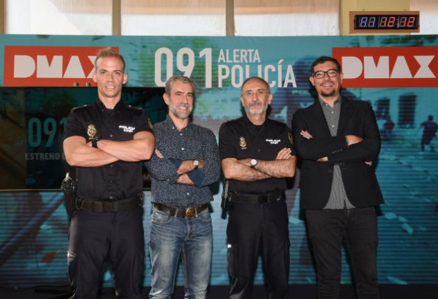 De izqda. a dcha., el oficial Alberto Mascagni; Antonio Nevado, responsable de prensa de la policía; Alfredo Pérez, director de documentales del Grupo Secuoya, y Alejandro Flórez, de Discovery España.