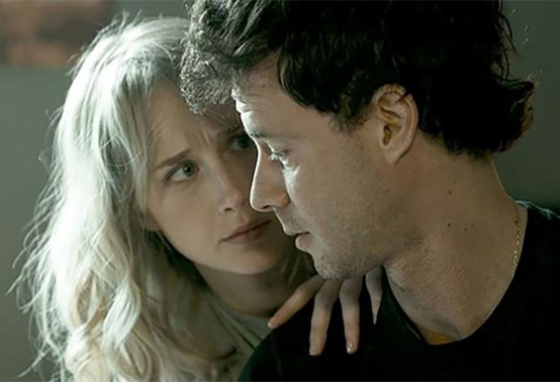 Eloy Azorín con Ingrid García-Jonnson, una de sus compañeras en la serie «Apaches».
