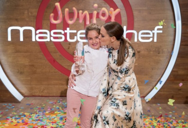 La «minichef», de sólo 10 años, posó así de feliz con su trofeo junto a Eva González