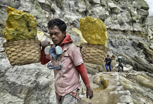 Los trabajadores arriesgan sus vidas subiendo y bajando por la ladera del volcán con hasta 80 kilos de azufre a sus espaldas. 