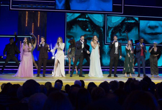 Los nueve expulsados cantaron para el público su himno, «Camina».