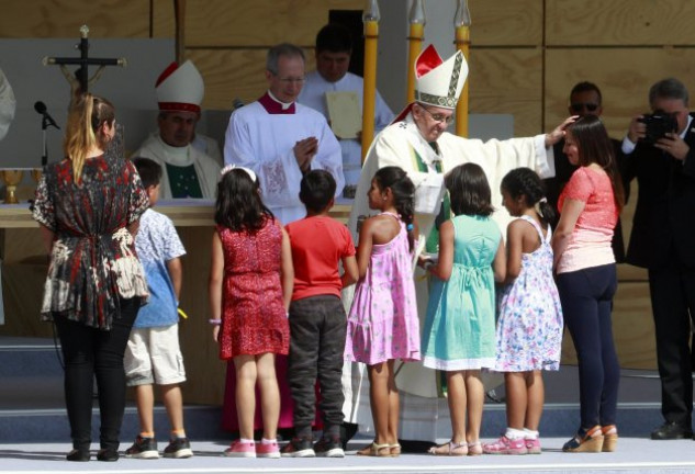 El Papa da la bendición a algunos niños durante la misa multitudinaria que celebró en Santiago de Chile, en el primer día de su visita.