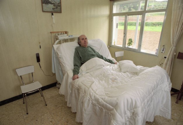 Sampedro en la cama de la habitación en la que se pasó 30 años.