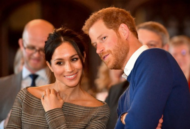 Meghan y el príncipe durante un acto oficial en Cardiff. La pareja comparte una gran complicidad. 