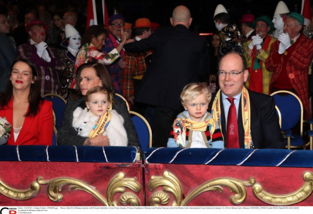 El príncipe monegasco y su hermana pequeña se pusieron a los mellizos en el regazo para ver el espectáculo.