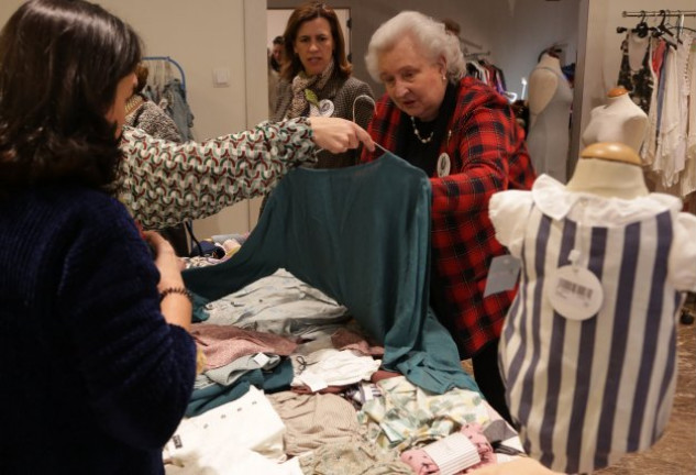 Doña Pilar mirando ropa en una de las paradas del Rastrillo que se organizó, hace algunos días, en Sevilla.