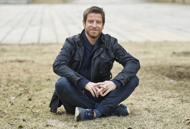 Actualmente, Manu Baqueiro compagina la serie «Amar es para siempre» con dos obras de teatro.