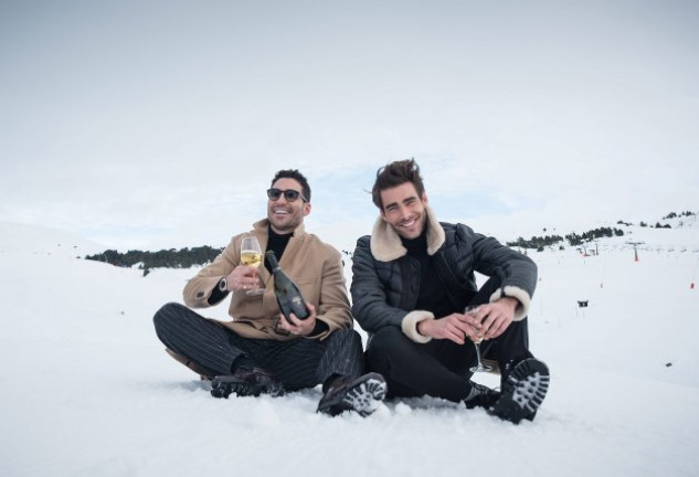 Miguel Ángel Silvestre en Baqueira con el modelo Jon Kortajarena.