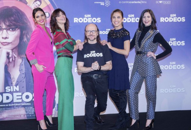 Santiago Segura con las cuatro mujeres que forman el elenco de «Sin rodeos».