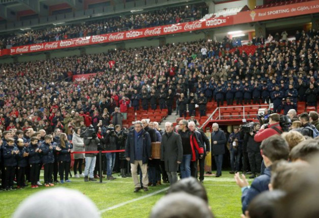 Unas 14.000 personas se dieron cita en el estado de El Molinón para asistir al funeral por el alma del exdelantero asturiano.