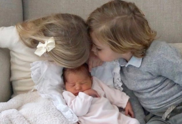 Leonor y Nicolás están encantados con su nueva hermanita.