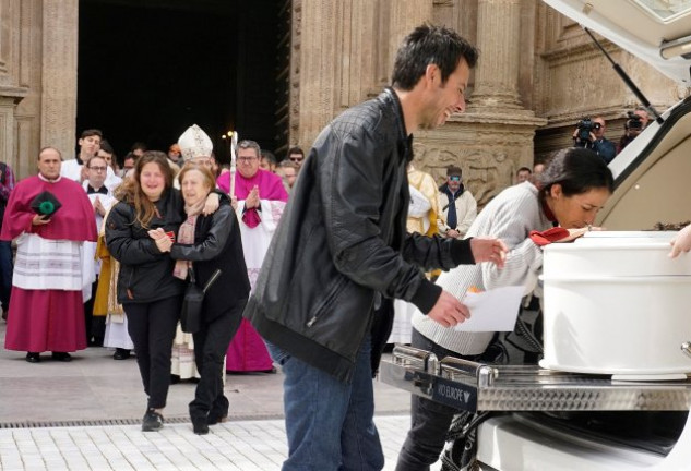 Ángel Cruz y Patricia Ramírez besan, entre lágrimas de dolor, el féretro de su hijo tras el funeral celebrado en la catedral de Almería.