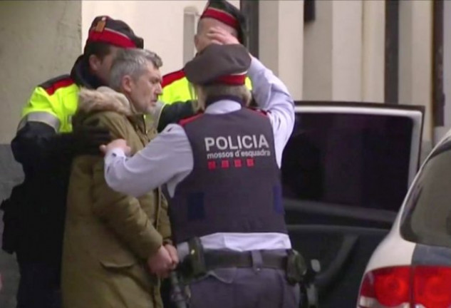 Jordi Magentí Gamell, entre policías, cuando salía del registro que tuvo lugar en la casa de su tío, en Anglès (Girona), donde vivía.