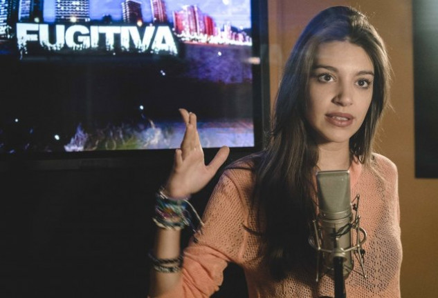 Ana Guerra grabando el tema principal de la serie «Fugitiva».