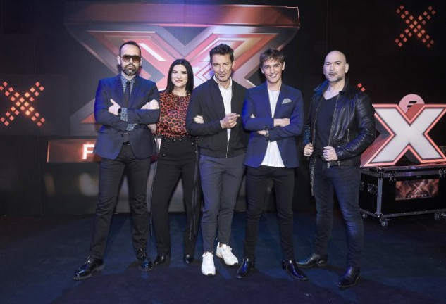De izqda. a dcha., Risto Mejide, Laura Pausini, Jesús Vázquez, Xavi Martínez y Fernando Montesinos, de «Factor X».