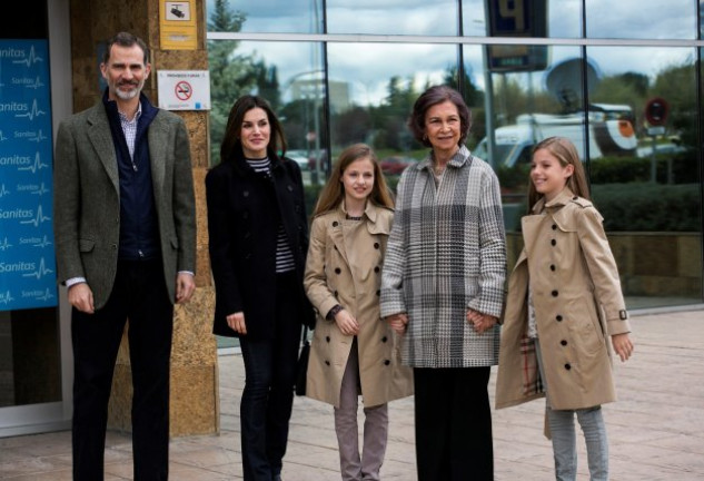 El Rey y «sus chicas» acudieron a ver a don Juan Carlos.