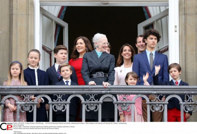 La reina Margarita con su familia en el balcón de palacio.