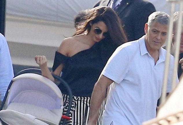 George y Amal Clooney en una de las pocas ocasiones que se les ha visto con sus pequeños.