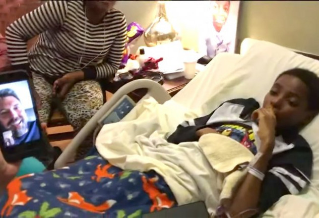 Mukuta, en el hospital, hablando con Affleck