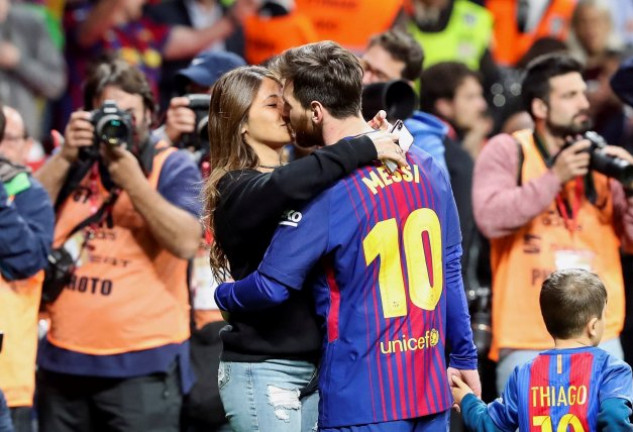 Leo Messi, que llevaba de la mano a su hijo Thiago, besando a su esposa.