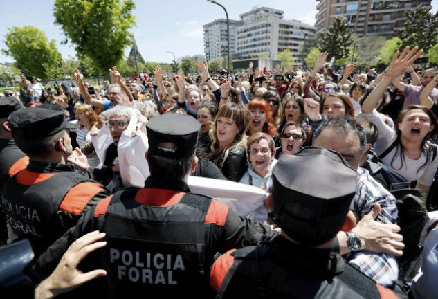 Personas concentradas ante la Audiencia Provincial de Navarra.