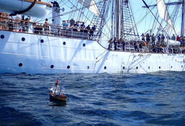 El barquito ha sido avistado y ayudado por numerosos navíos.