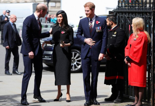 Los príncipes Guillermo y Harry con Meghan, la prometida del segundo.