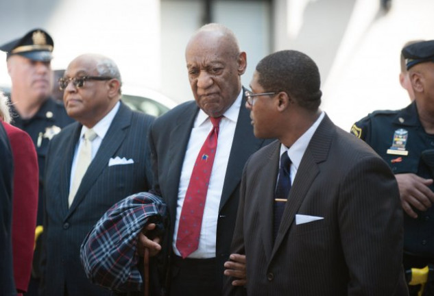 Bill Cosby, abatido, saliendo del palacio de Justicia. 