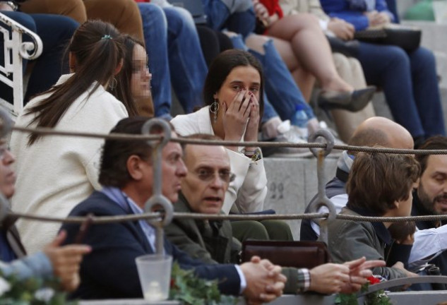 Victoria Federica se lleva las manos al rostro en el momento de la cornada. 