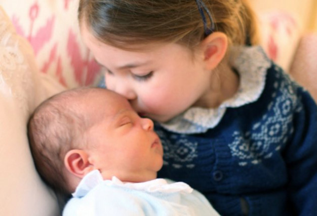 Charlotte besa con ternura a su hermanito Louis.