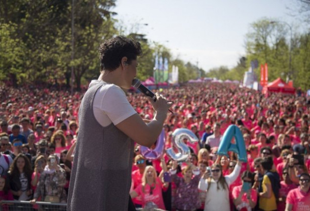 La cantante fue ovacionada por los miles de participantes que acudieron a la carrera.