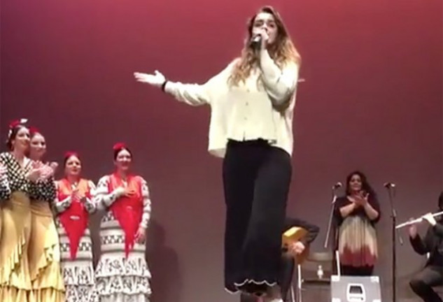 Amaia, cantando en el espectáculo flamenco que ofrecía el grupo con el que canta desde que tenía 8 añitos.