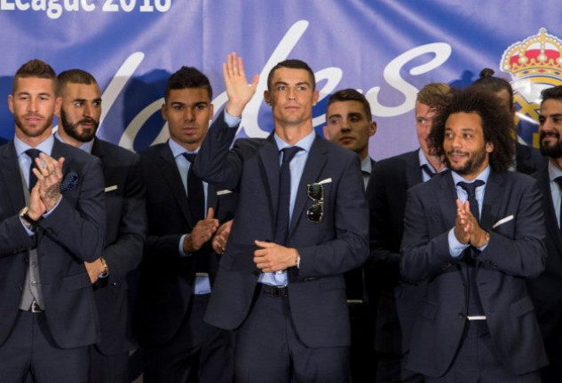 Cristiano Ronaldo saludando a la afición
