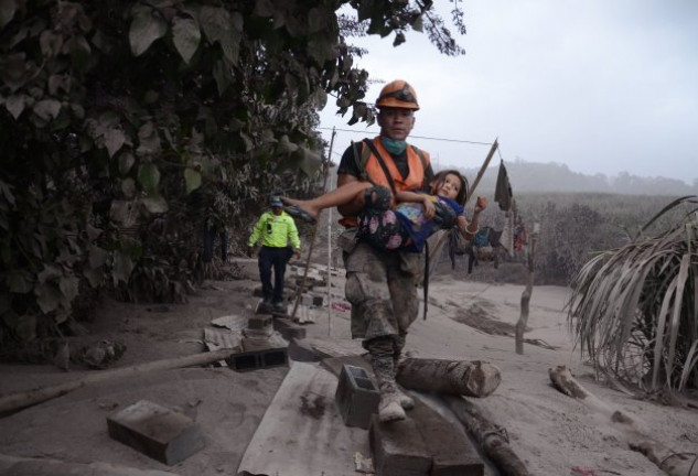 Los equipos de rescate trabajan intensamente para ayudar a los heridos y desaparecidos.