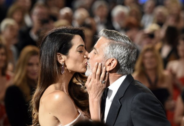 El actor y su esposa se fundieron en un romántico beso.
