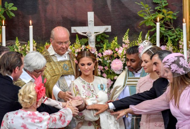Magdalena sujeta a la princesa Adrienne en presencia de sus seis padrinos.