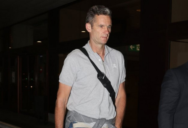 Iñaki en el aeropuerto de Madrid, la noche antes de entrar en prisión.