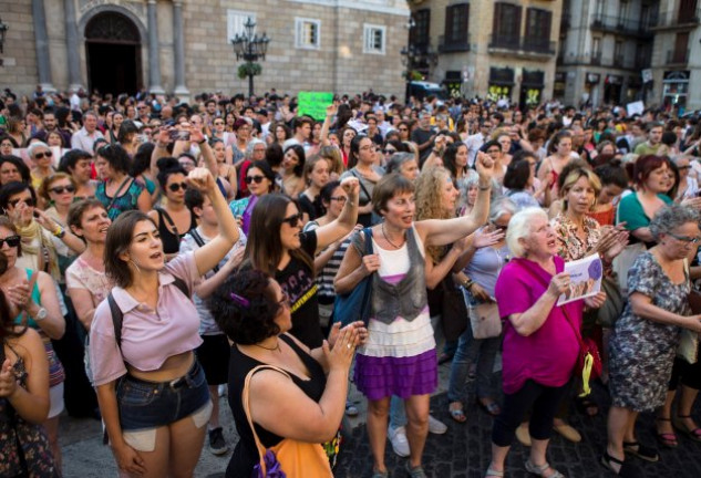 Cientos de personas en las calles protestando contra la decisión judicial.