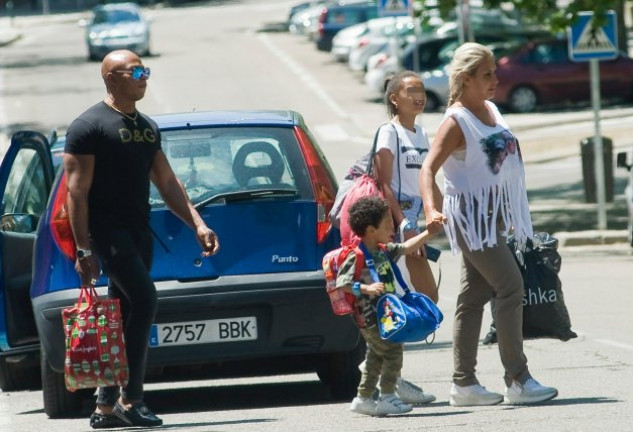 Raquel, con sus hijos y su pareja, Isi.